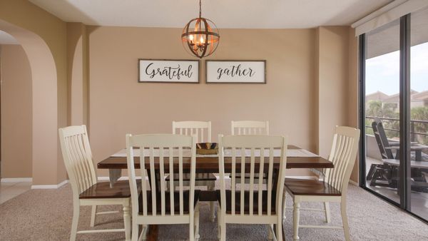 Dining Room sits 6