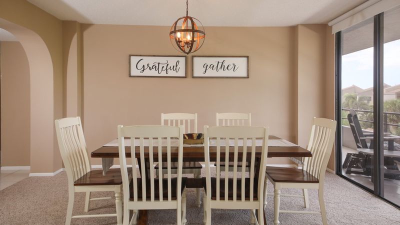 Dining Room sits 6