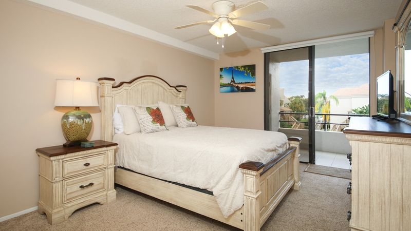guest Bedroom 2
Queen Bed
24" TV