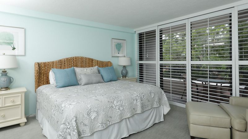 Primary Bedroom/King Bed
42" TV/Attached Bathroom