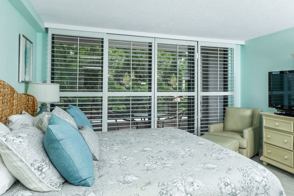 Primary Bedroom /King Bed/42" TV/Attached Bathroom