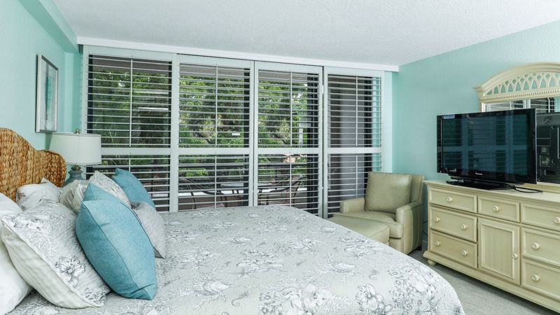 Primary Bedroom /King Bed/42" TV/Attached Bathroom