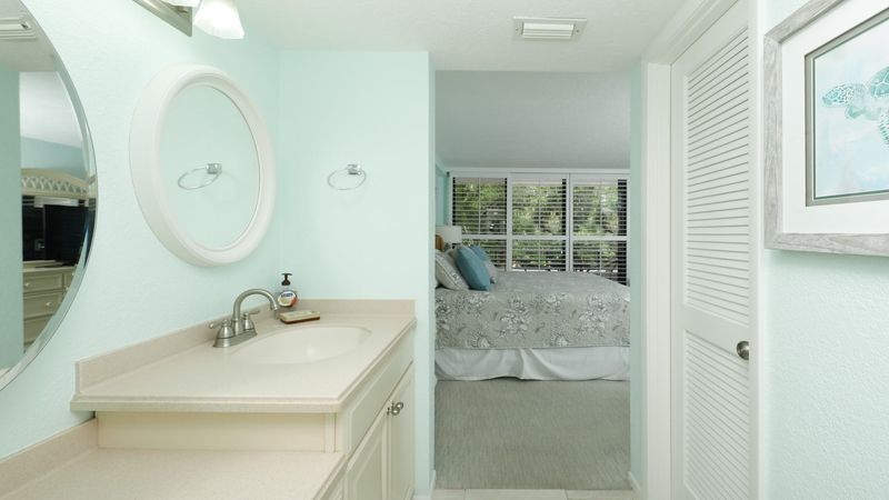 Primary bedroom vanity