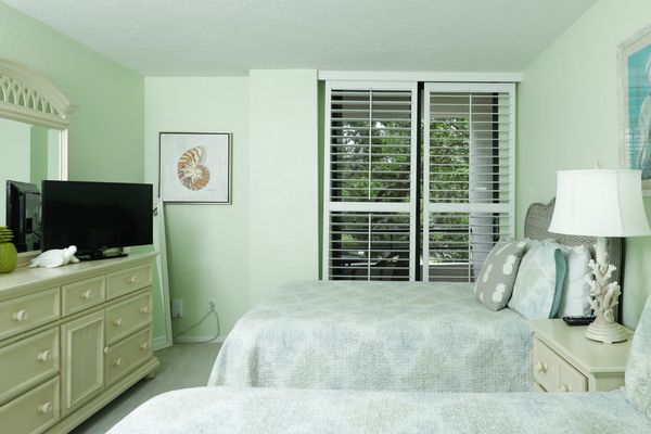 Guest bedroom/Two Full Beds/ 32" Smart TV/Attached Bathroom