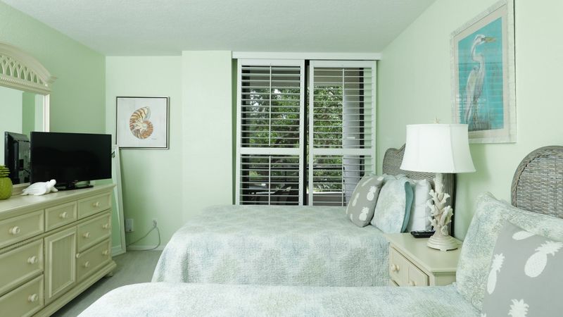 Guest bedroom/Two Full Beds/ 32" Smart TV/Attached Bathroom
