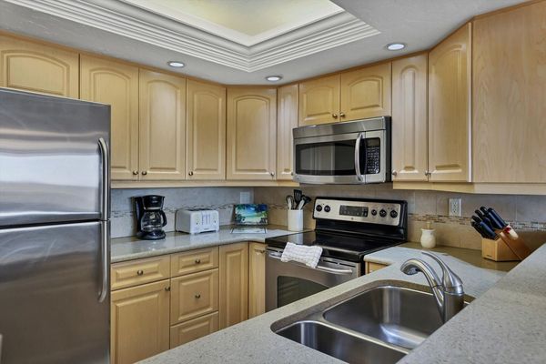 Bright, beautiful kitchen