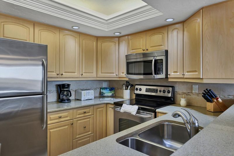 Bright, beautiful kitchen
