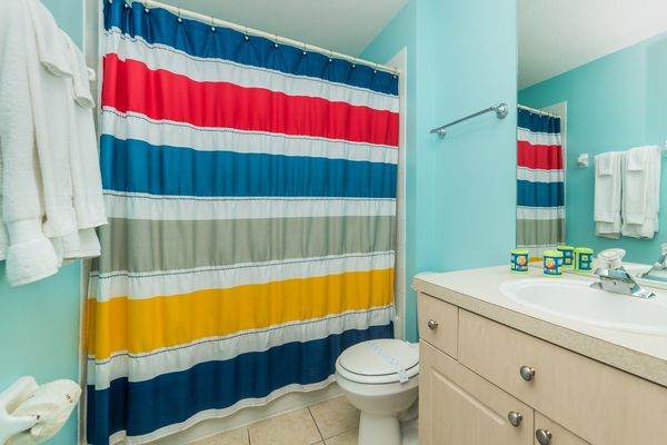 Twin Suite Bathroom Upstairs
Tub/Shower Combo
