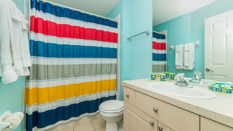 Twin Suite Bathroom Upstairs
Tub/Shower Combo