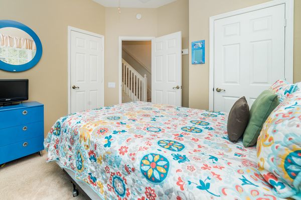 Queen Bedroom 3 (Angle)
43" Smart TV - TV has been updated