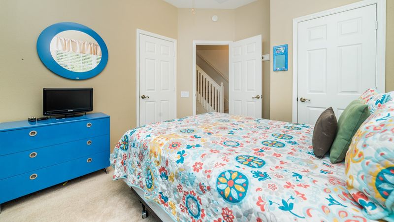 Queen Bedroom 3 (Angle)
43" Smart TV - TV has been updated