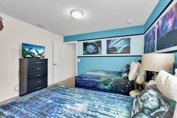 Twin/Double Bedroom 5 
32" TV