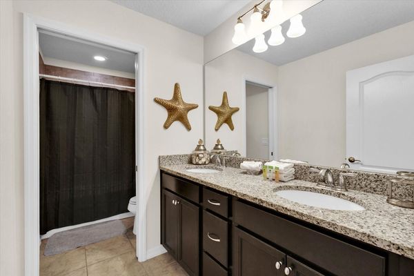 Hall Bathroom 3 Upstairs
Tub/Shower Combo