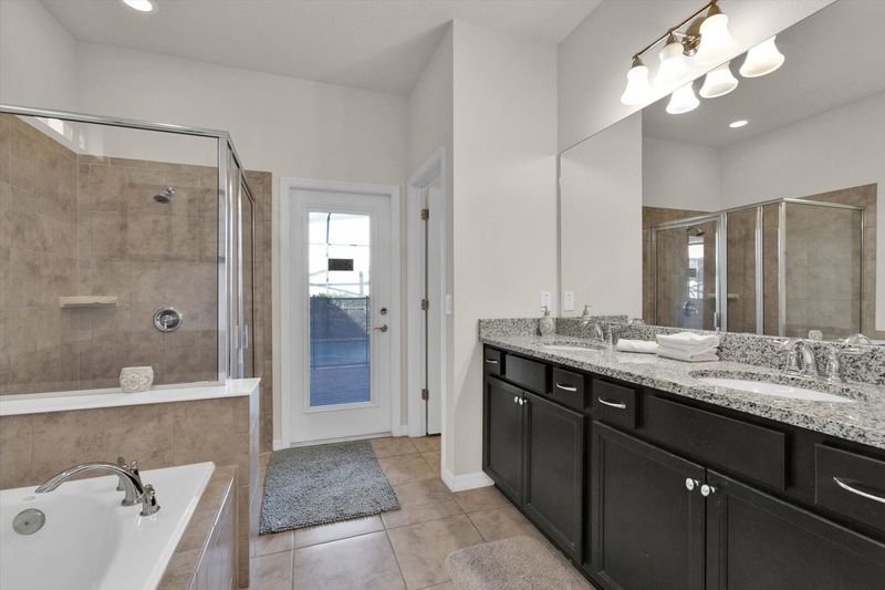 Master King Bathroom 1
Tub and Shower