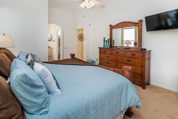 Master King Bedroom 1 (Angle)
32" TV