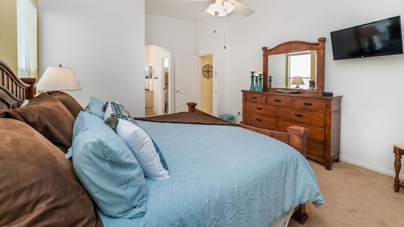 Master King Bedroom 1 (Angle)
32" TV