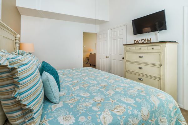 King Suite Bedroom 2 (Angle)
32" Smart TV