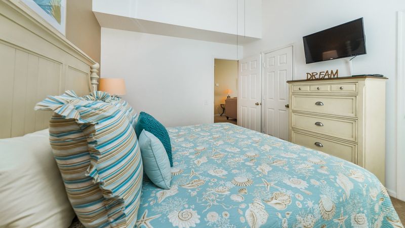 King Suite Bedroom 2 (Angle)
32" Smart TV