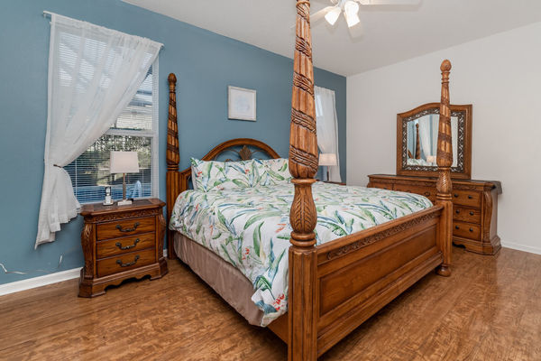 Master King Bedroom 1 Downstairs
Attached Bathroom