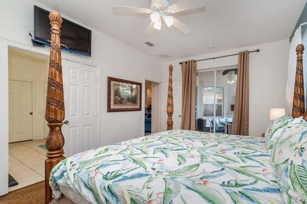 Master King Bedroom 1 (Angle)
32" TV