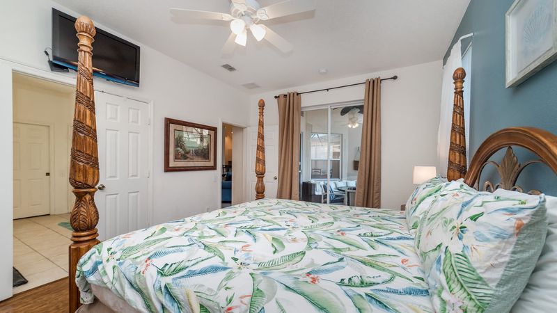 Master King Bedroom 1 (Angle)
32" TV