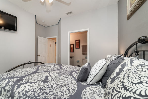 Queen Suite Bedroom 2 (Angle)
32" TV