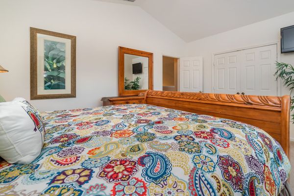 King Bedroom 4 (Angle)
32" TV