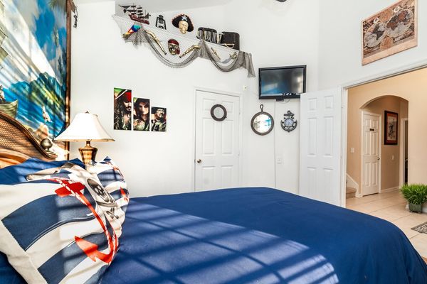 Queen Bedroom 6 (Angle)
32" TV