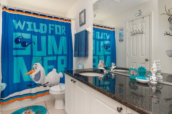 Hall Bathroom Upstairs
(Tub/Shower Combo)