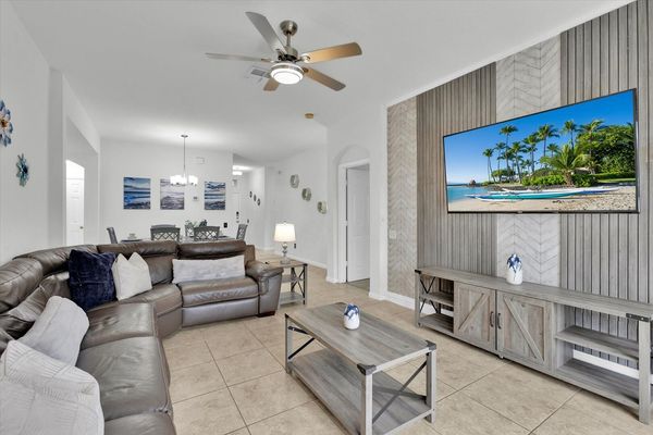 Living Room
65" Smart TV