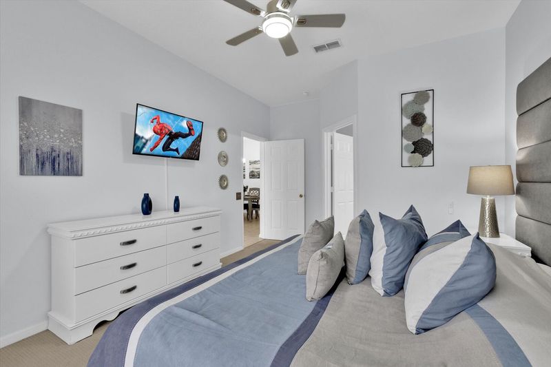 Master King Bedroom 1 (Angle)
40" Smart TV