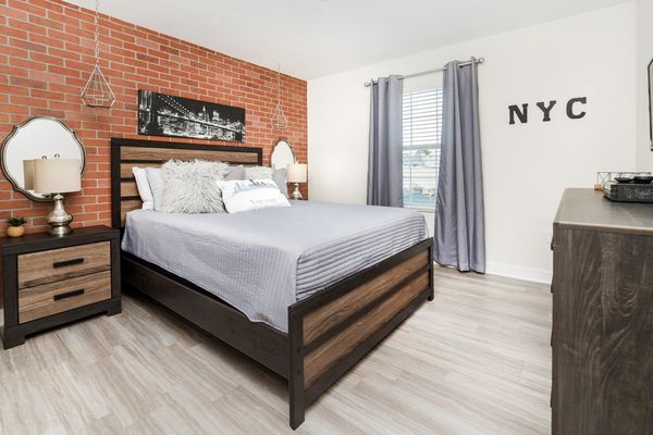 Queen Bedroom 2 Upstairs
32" TV