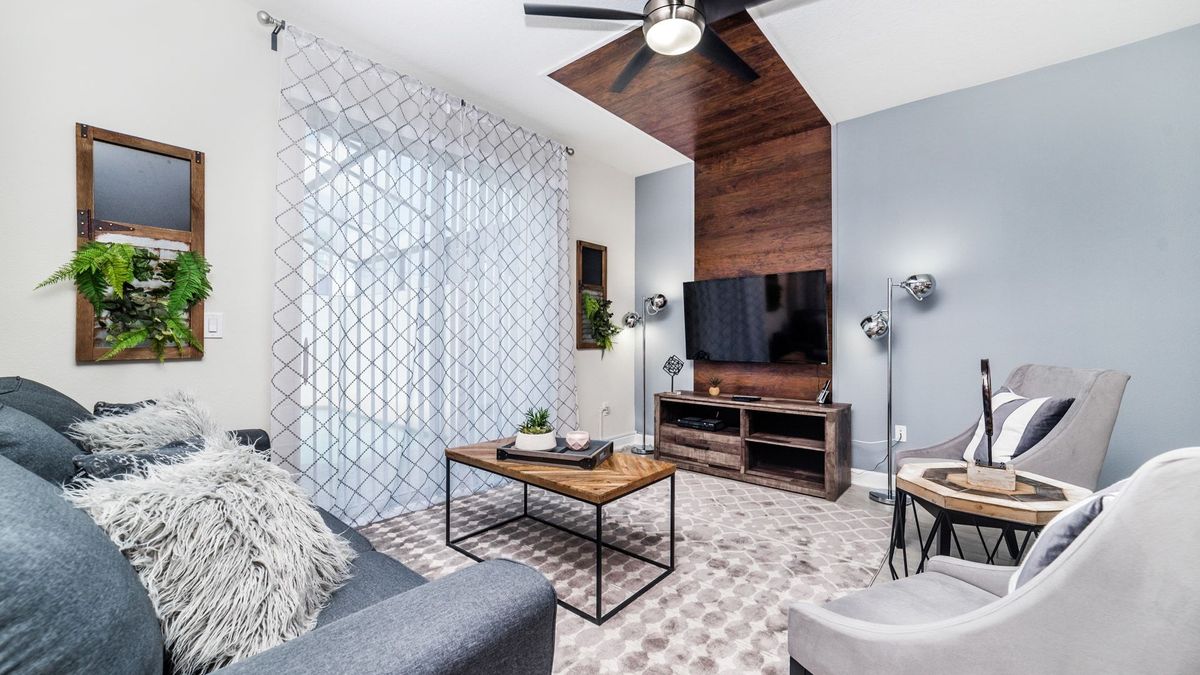 Living Room (Angle)
55" TV