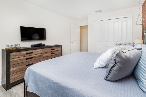 Queen Bedroom 2 Upstairs
32" TV