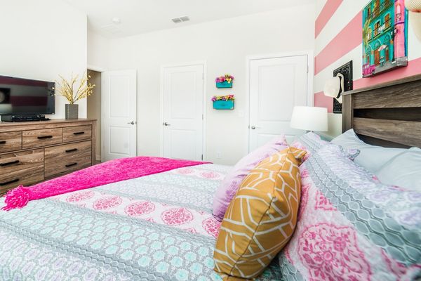 Queen Bedroom 4
32" TV