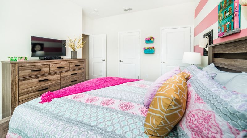 Queen Bedroom 4
32" TV