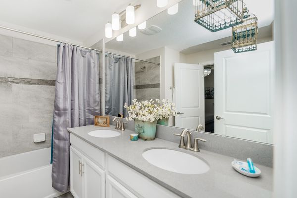 Master King Bathroom 1 Upstairs
Tub/Shower Combo