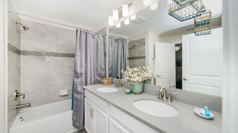 Master King Bathroom 1 Upstairs
Tub/Shower Combo