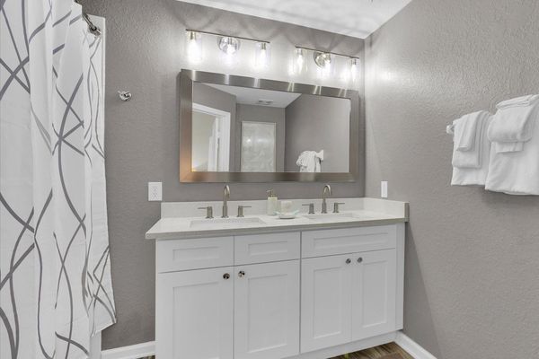 Master King Bathroom 1 
(Tub/Shower Combo)
Upstairs