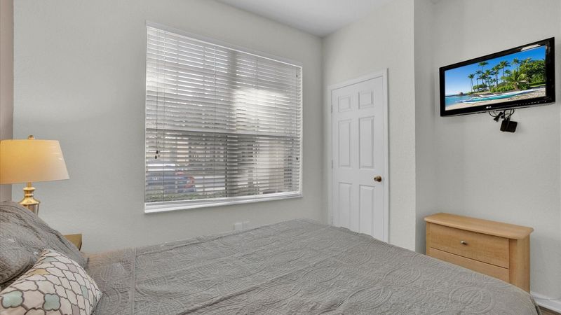 Queen Bedroom 3 (Angle)
32" TV
