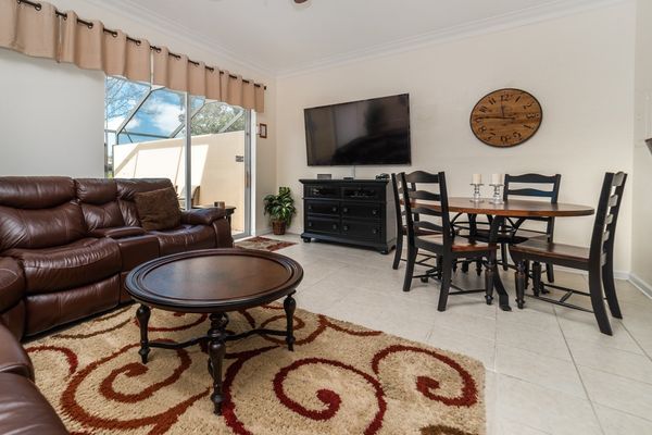 Living Room (Angle)
70" Smart TV