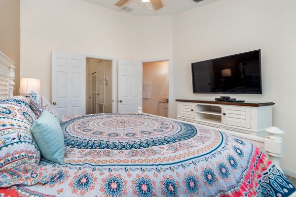 Master King Bedroom 1 (Angle)
50" TV