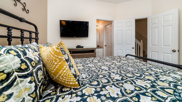 King Bedroom 3 (Angle)
40" TV
