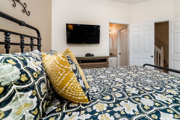 King Bedroom 3 (Angle)
40" TV