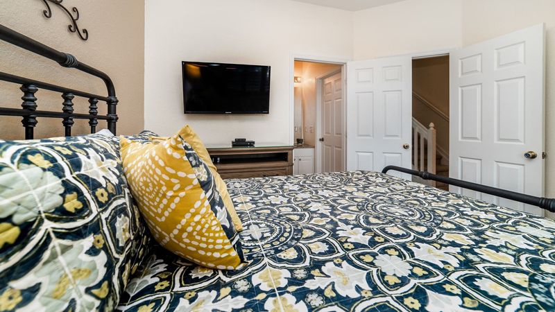 King Bedroom 3 (Angle)
40" TV