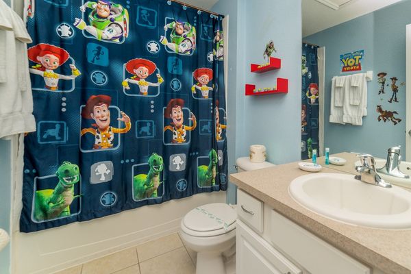 Twin/Double Bunk Bathroom (Bed 2)
(Tub/Shower Combo)