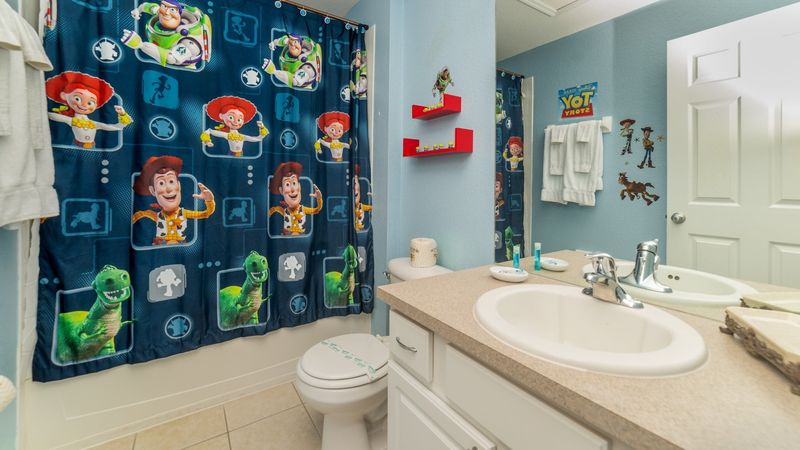 Twin/Double Bunk Bathroom (Bed 2)
(Tub/Shower Combo)