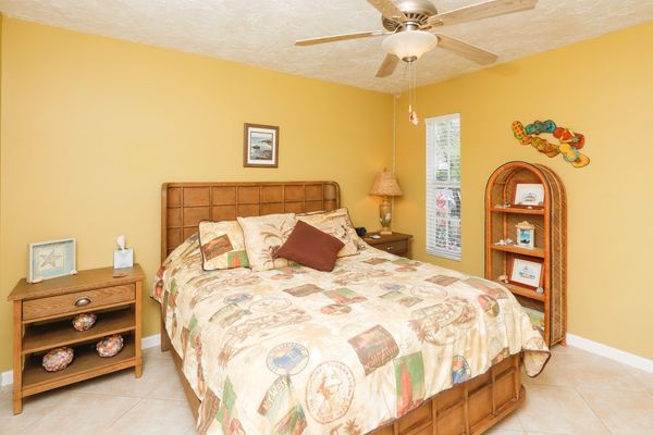 Second bedroom with queen bed