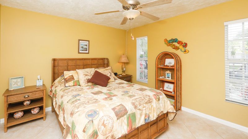Second bedroom with queen bed
