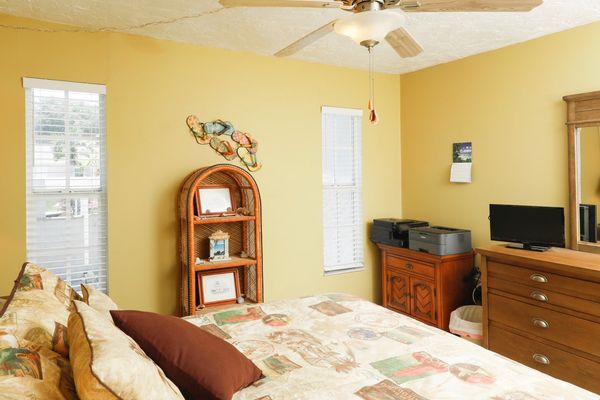 Second bedroom with queen bed, 11x17 DirecTV